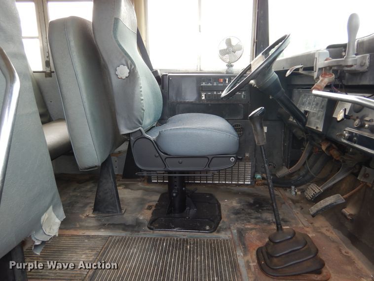 image for item DF2638 1994 International 3700  school bus