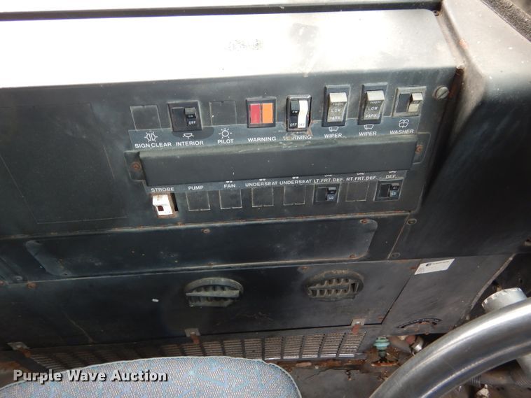 image for item DF2638 1994 International 3700  school bus