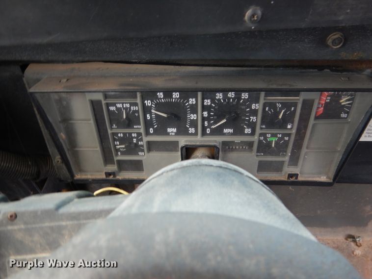 image for item DF2638 1994 International 3700  school bus