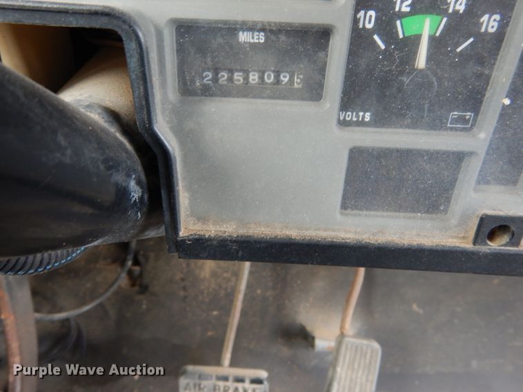 image for item DF2638 1994 International 3700  school bus