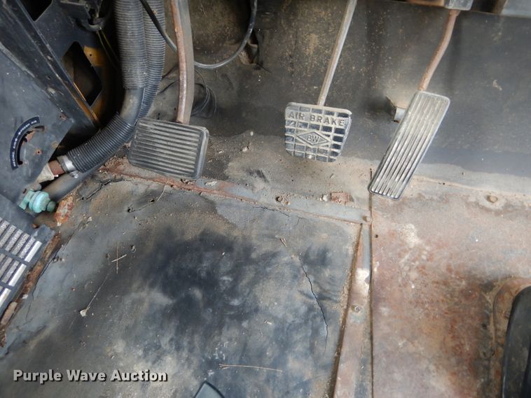 image for item DF2638 1994 International 3700  school bus