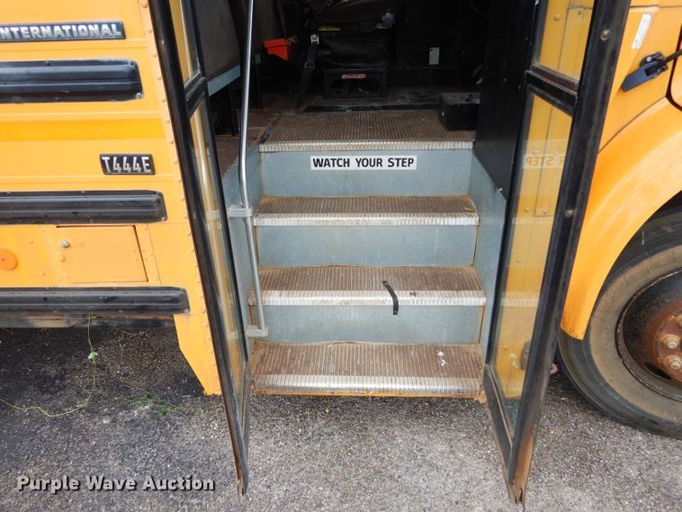 image for item DF2639 2002 International 3800  school bus