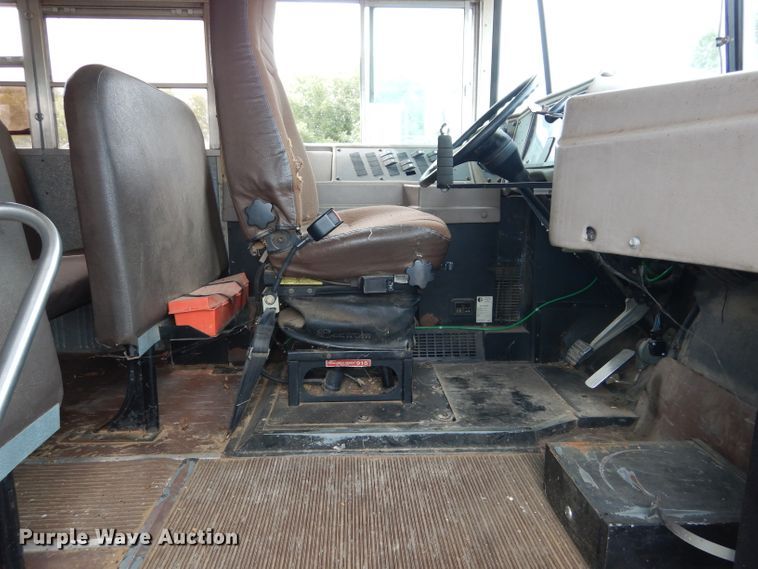 image for item DF2639 2002 International 3800  school bus