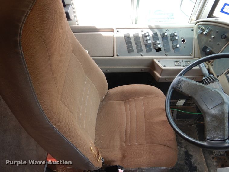 image for item DF2639 2002 International 3800  school bus