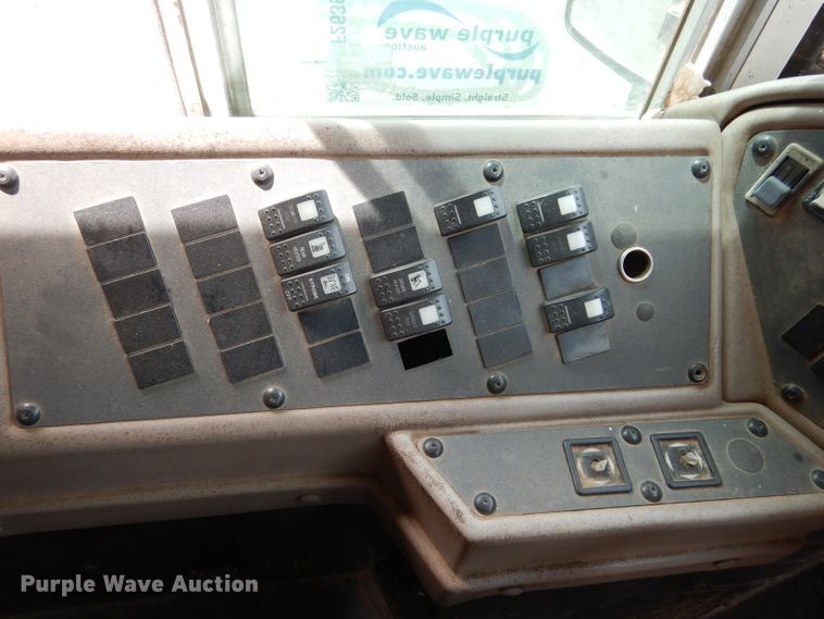 image for item DF2639 2002 International 3800  school bus