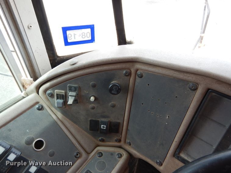 image for item DF2639 2002 International 3800  school bus