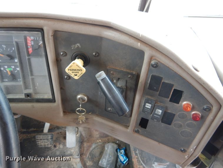 image for item DF2639 2002 International 3800  school bus