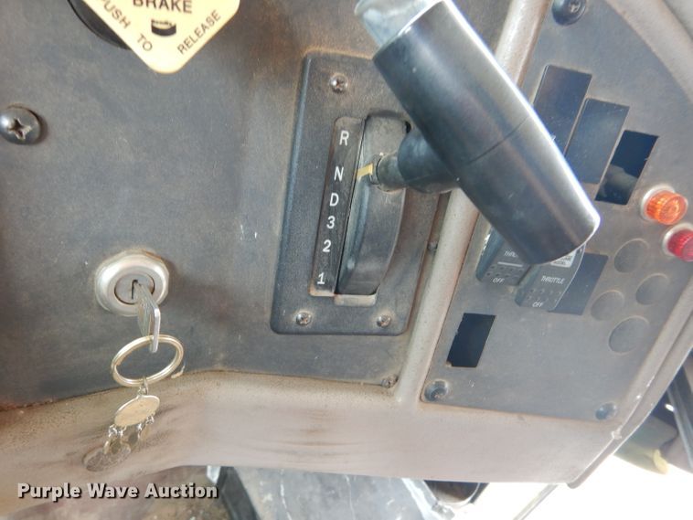 image for item DF2639 2002 International 3800  school bus