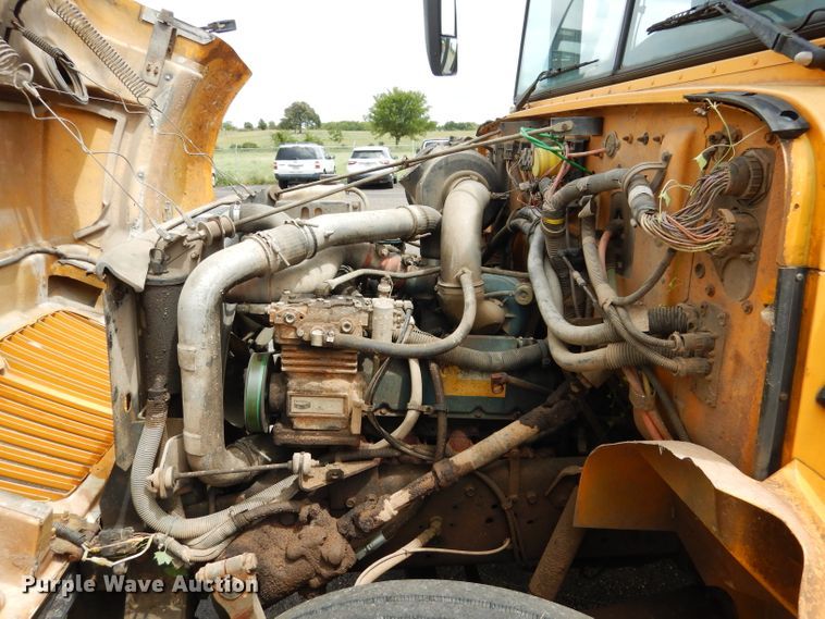 image for item DF2639 2002 International 3800  school bus