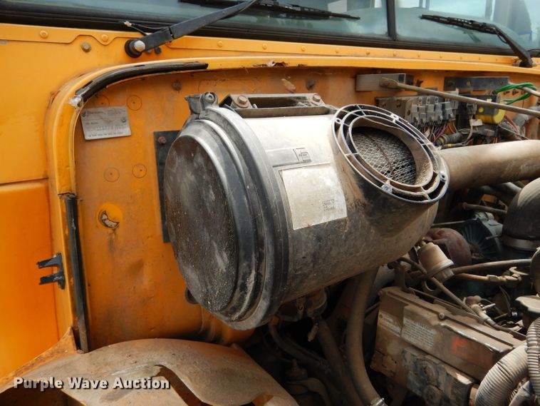 image for item DF2639 2002 International 3800  school bus