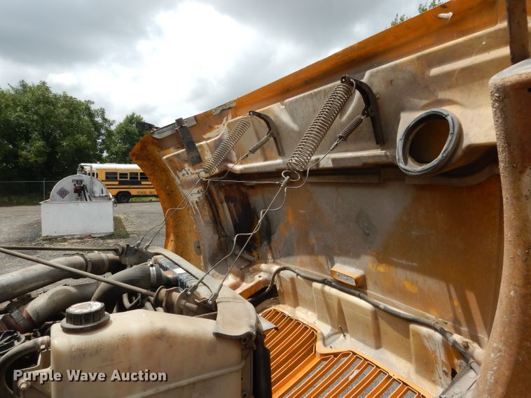 image for item DF2639 2002 International 3800  school bus