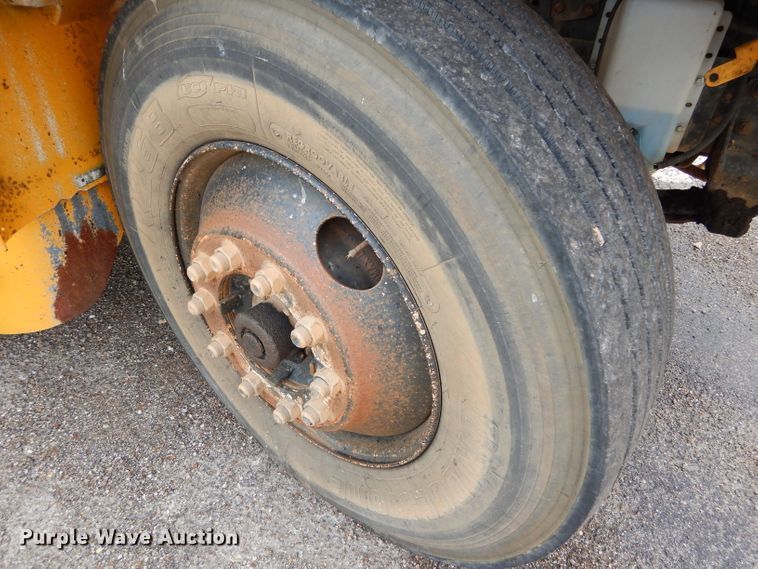 image for item DF2639 2002 International 3800  school bus