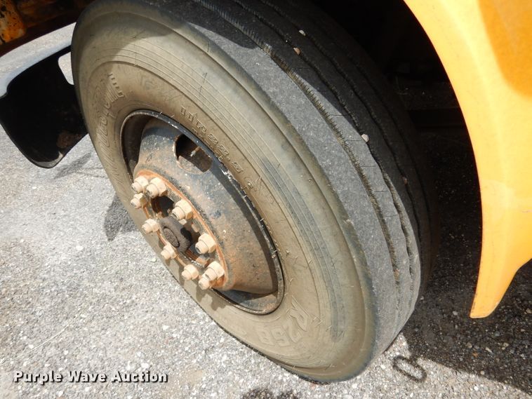 image for item DF2639 2002 International 3800  school bus