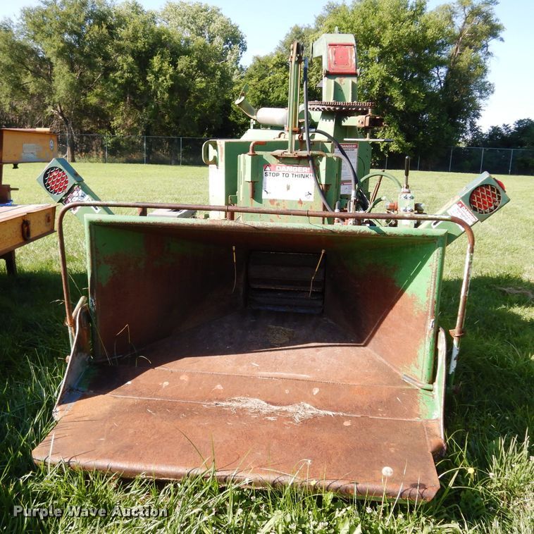 image for item DF4224 1998 John Deere 250XP wood chipper