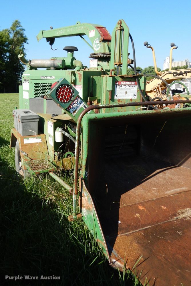 image for item DF4224 1998 John Deere 250XP wood chipper