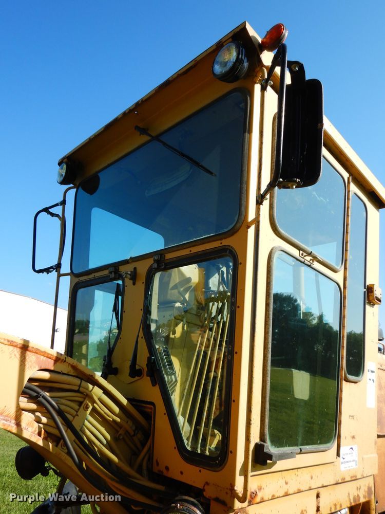 image for item DF4227 1987 Caterpillar 120  motor grader