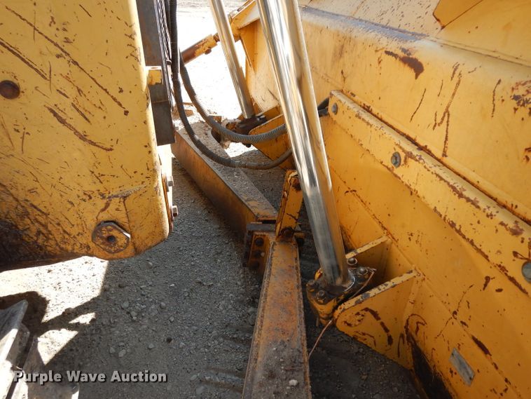 image for item DF4228 1990 Caterpillar D6H  dozer