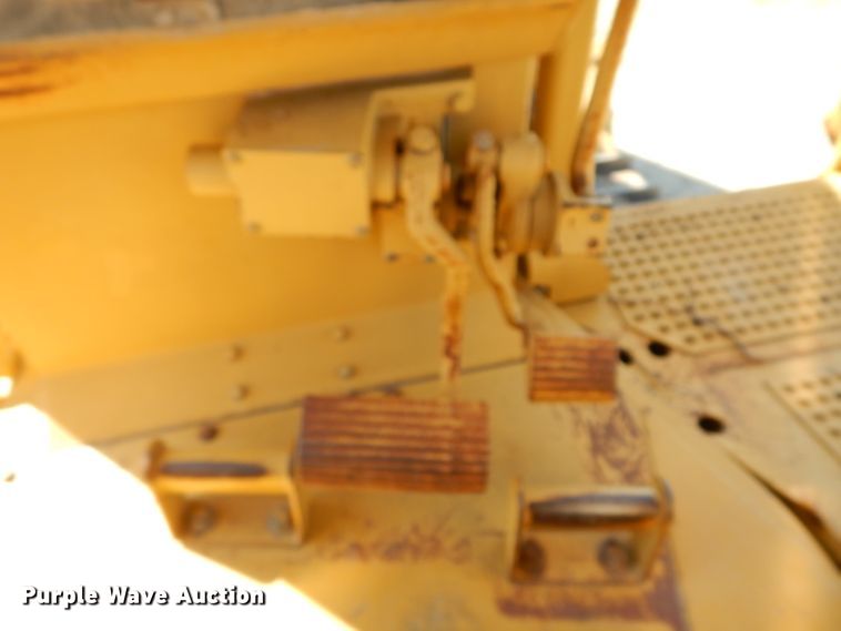 image for item DF4228 1990 Caterpillar D6H  dozer