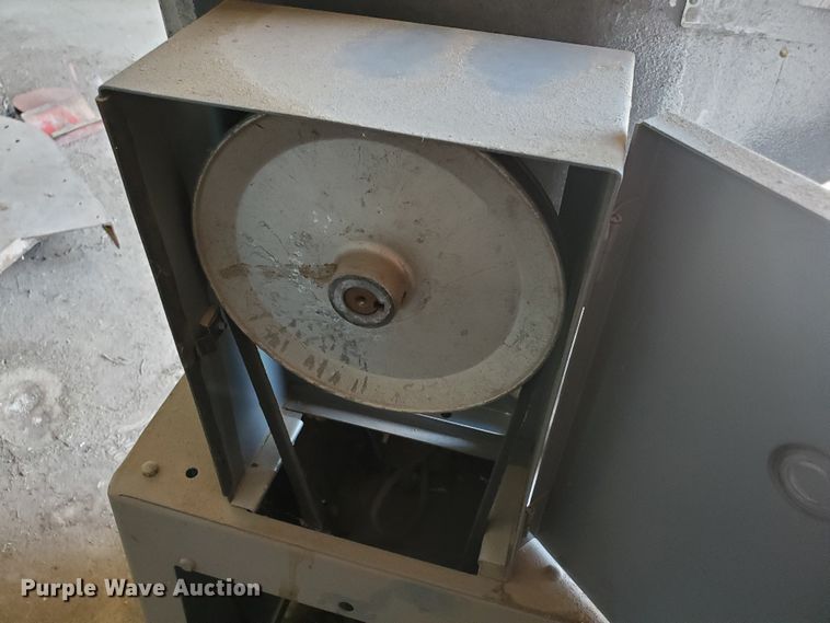 image for item DF7490 Delta Milwaukee bandsaw