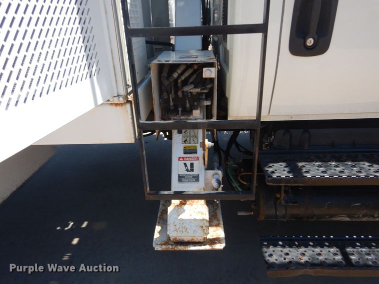 image for item DH5121 2007 International 4300  forestry bucket truck