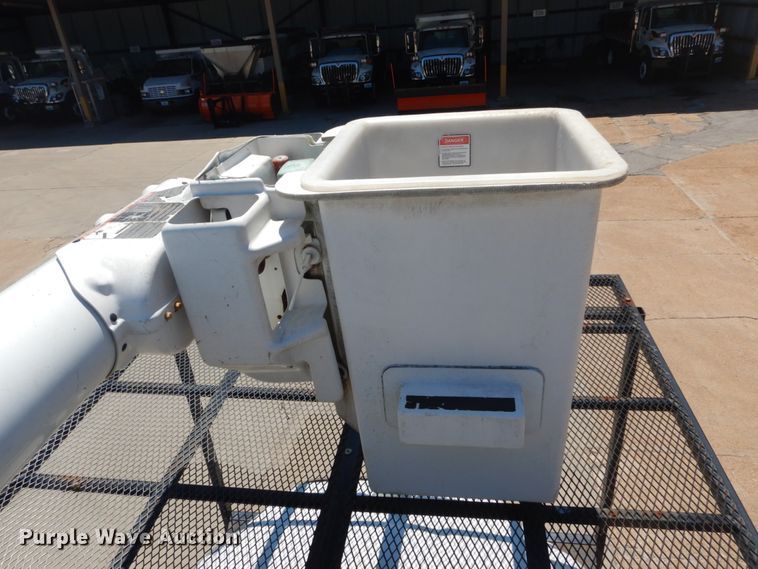 image for item DH5121 2007 International 4300  forestry bucket truck