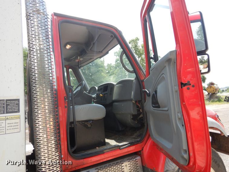 image for item DH5135 2006 International 7400  refuse truck