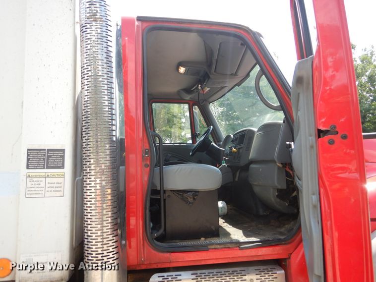 image for item DH5135 2006 International 7400  refuse truck