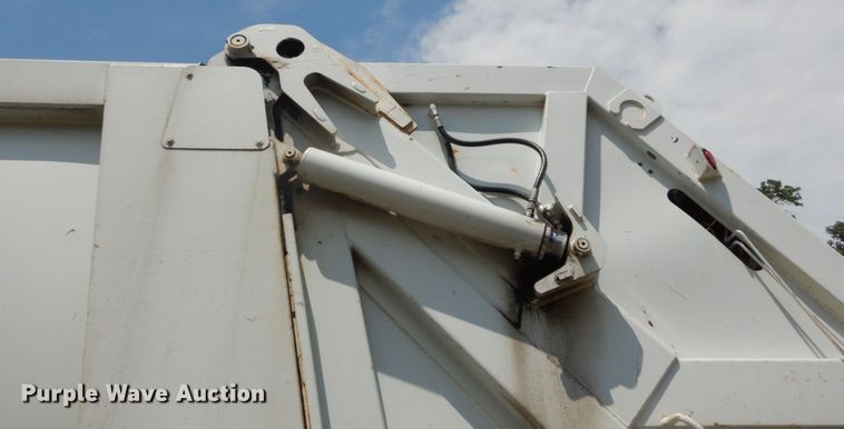 image for item DH5135 2006 International 7400  refuse truck