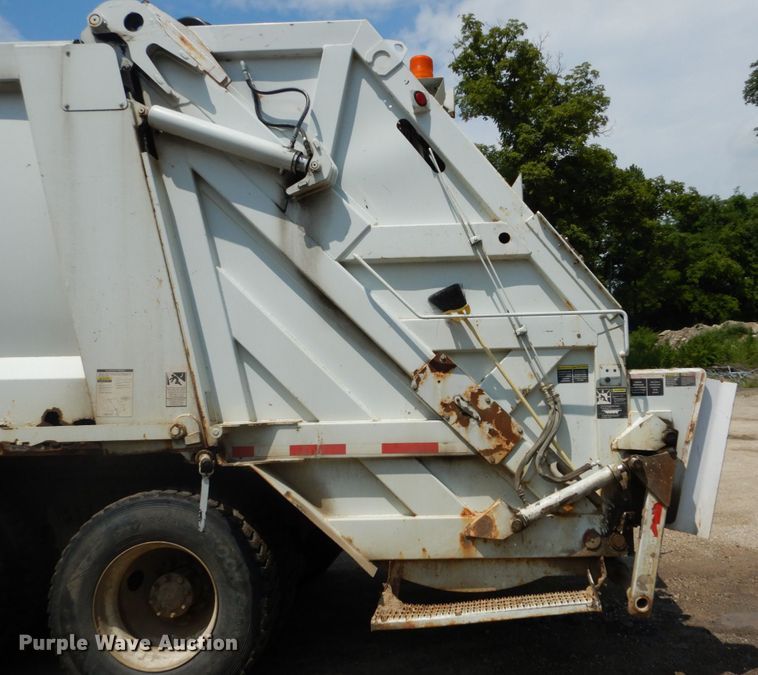 image for item DH5135 2006 International 7400  refuse truck