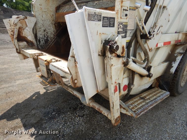 image for item DH5135 2006 International 7400  refuse truck