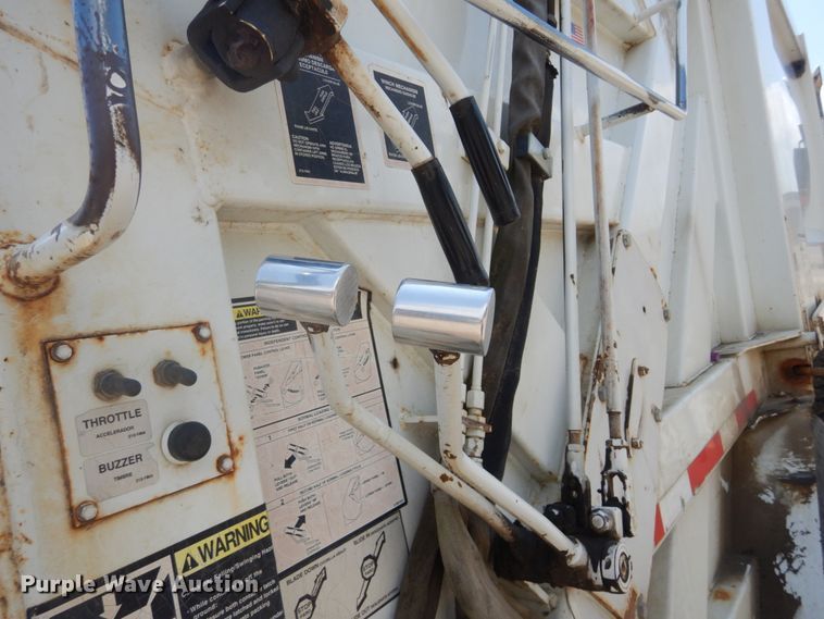 image for item DH5135 2006 International 7400  refuse truck