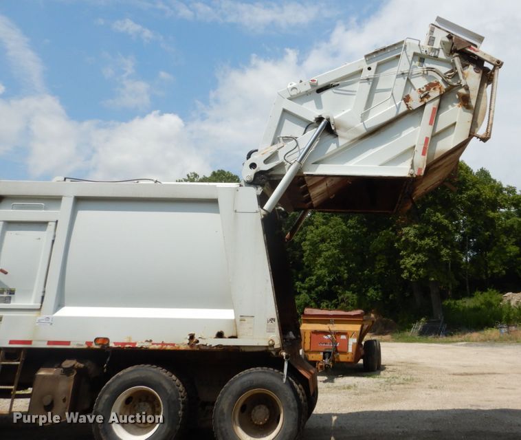 image for item DH5135 2006 International 7400  refuse truck