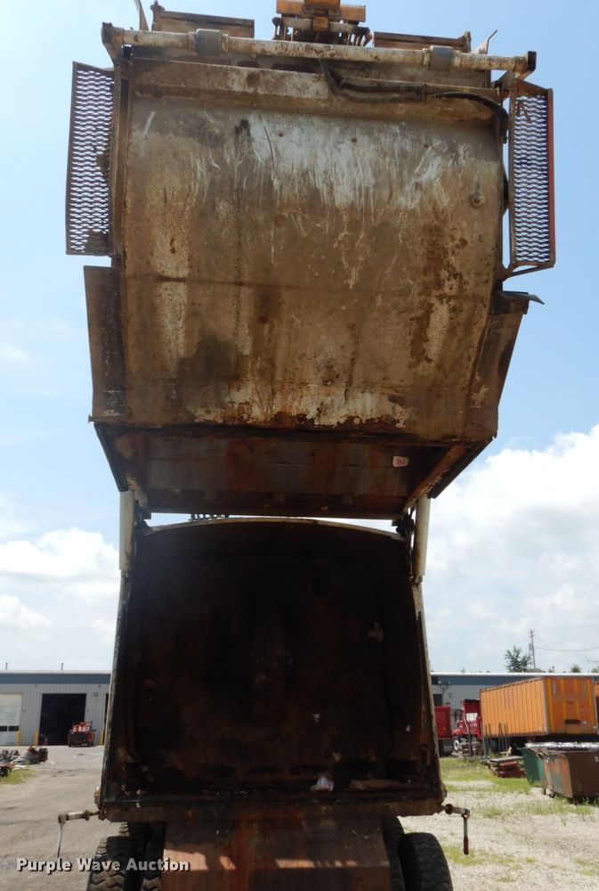 image for item DH5135 2006 International 7400  refuse truck