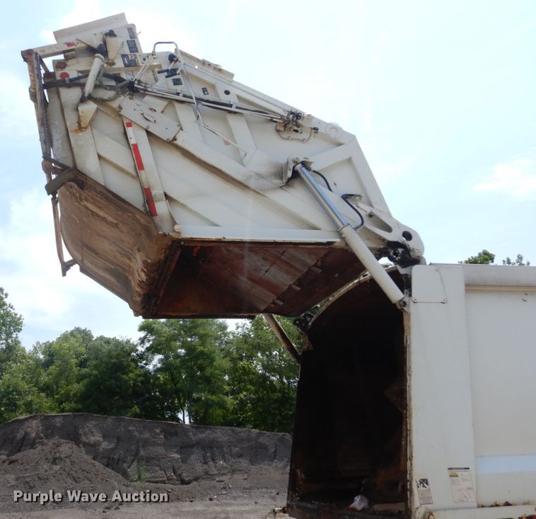 image for item DH5135 2006 International 7400  refuse truck