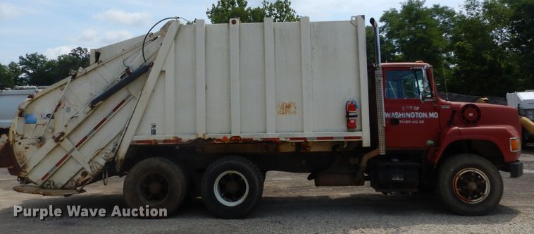 image for item DH5136 1997 Ford LTS8000  refuse truck