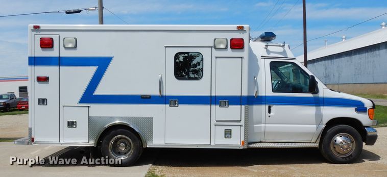 image for item DJ4290 2005 Ford E450  ambulance