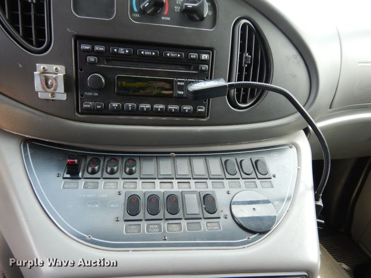 image for item DJ4290 2005 Ford E450  ambulance