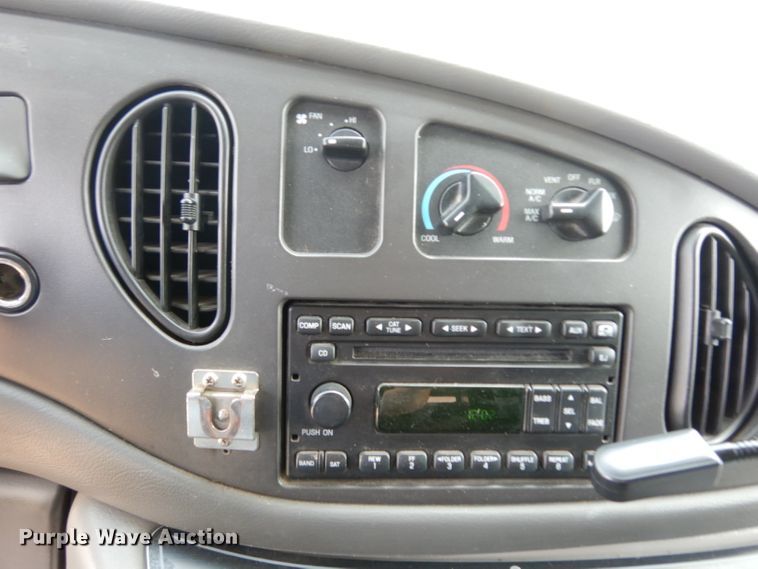 image for item DJ4290 2005 Ford E450  ambulance