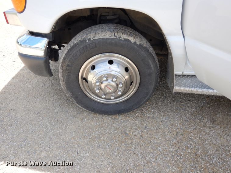 image for item DJ4290 2005 Ford E450  ambulance