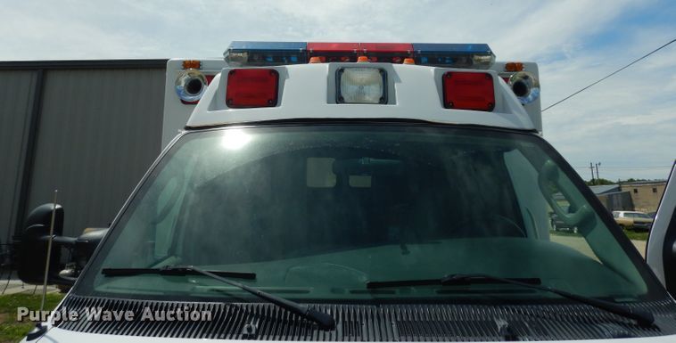 image for item DJ4290 2005 Ford E450  ambulance