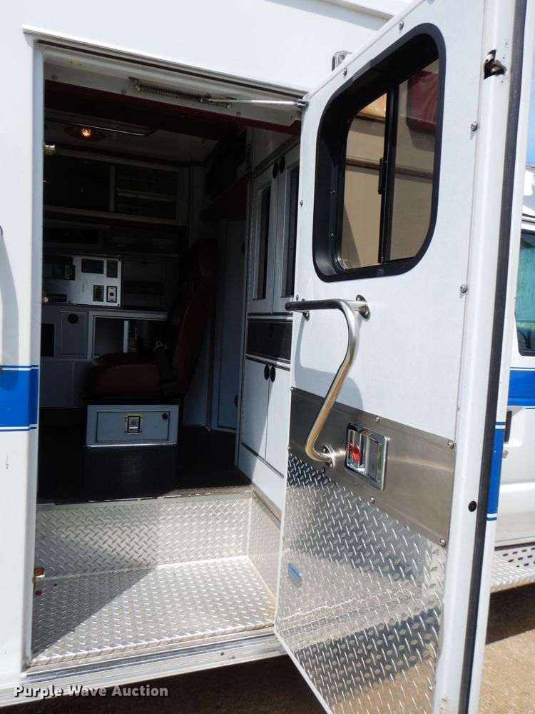 image for item DJ4290 2005 Ford E450  ambulance
