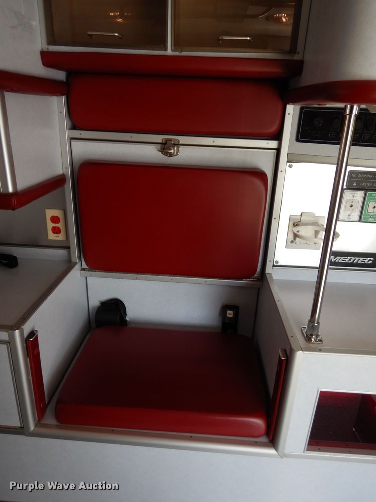 image for item DJ4290 2005 Ford E450  ambulance