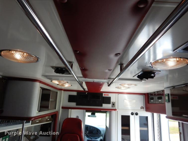 image for item DJ4290 2005 Ford E450  ambulance