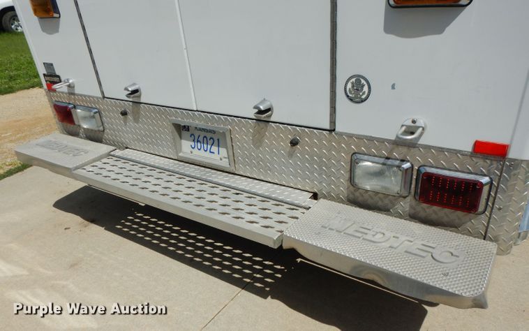 image for item DJ4290 2005 Ford E450  ambulance