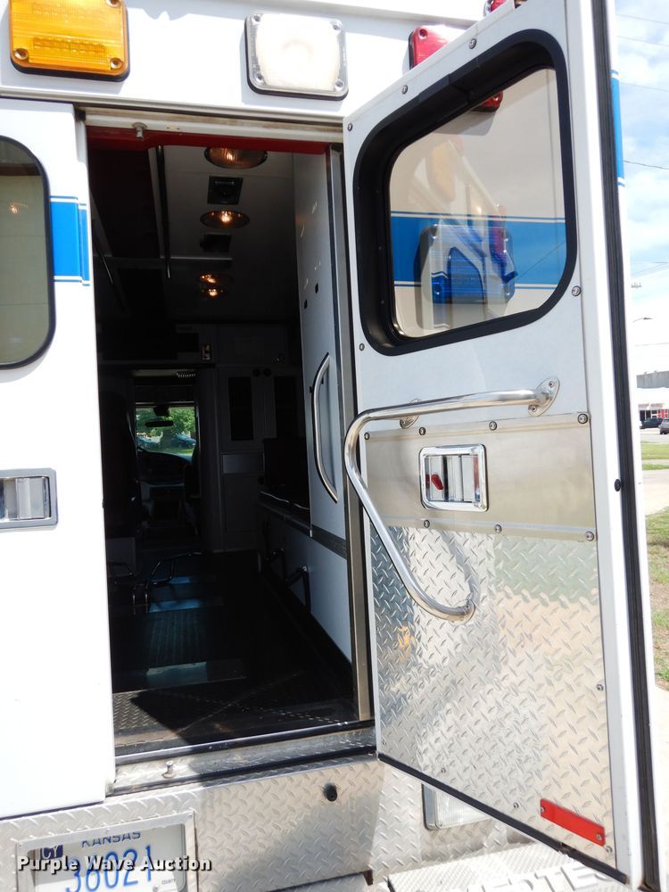 image for item DJ4290 2005 Ford E450  ambulance