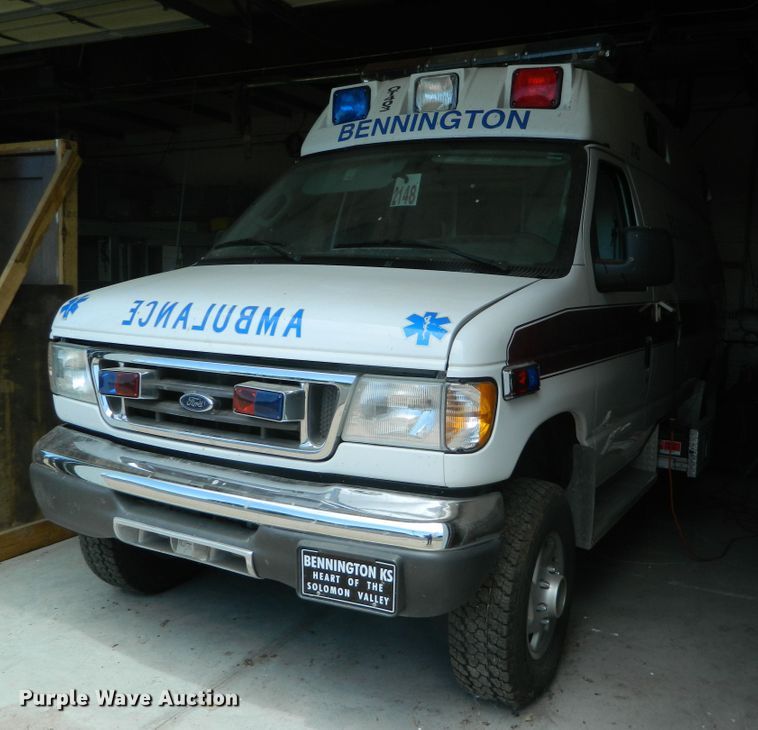 image for item EH9476 2003 Ford E350 Super Duty  ambulance