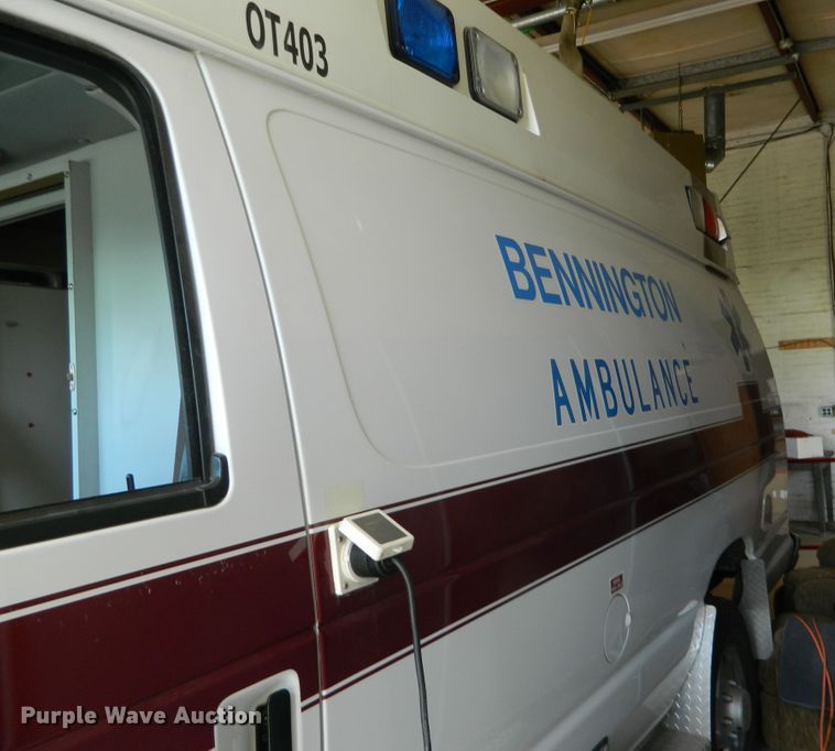 image for item EH9476 2003 Ford E350 Super Duty  ambulance