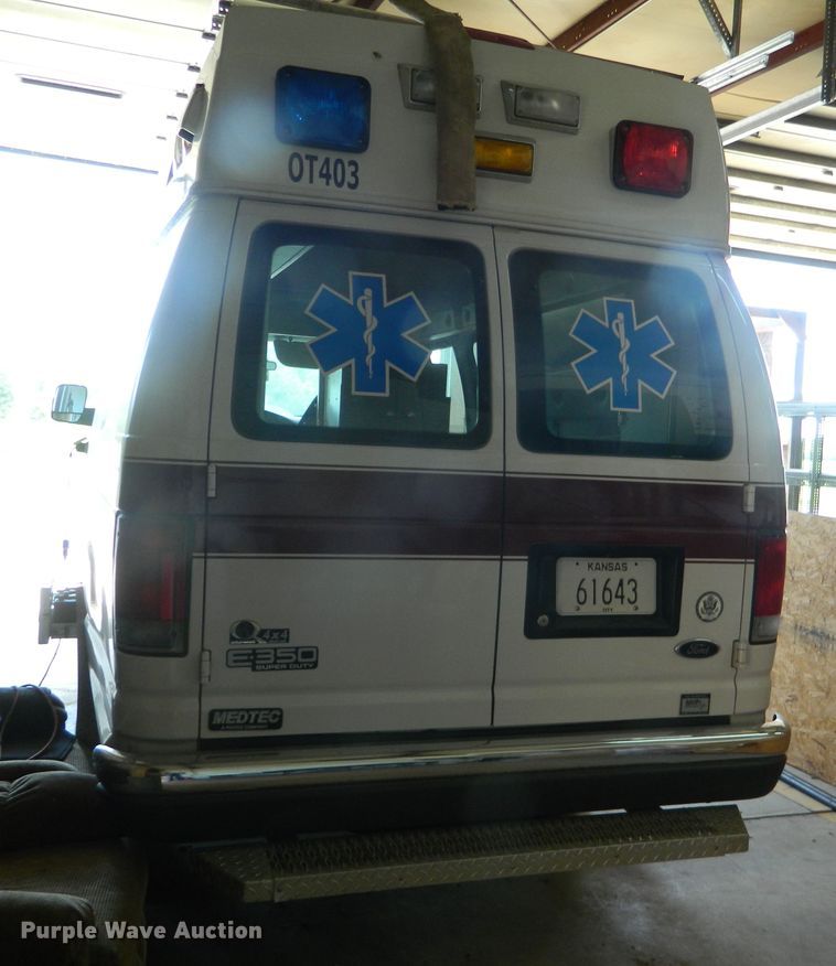 image for item EH9476 2003 Ford E350 Super Duty  ambulance