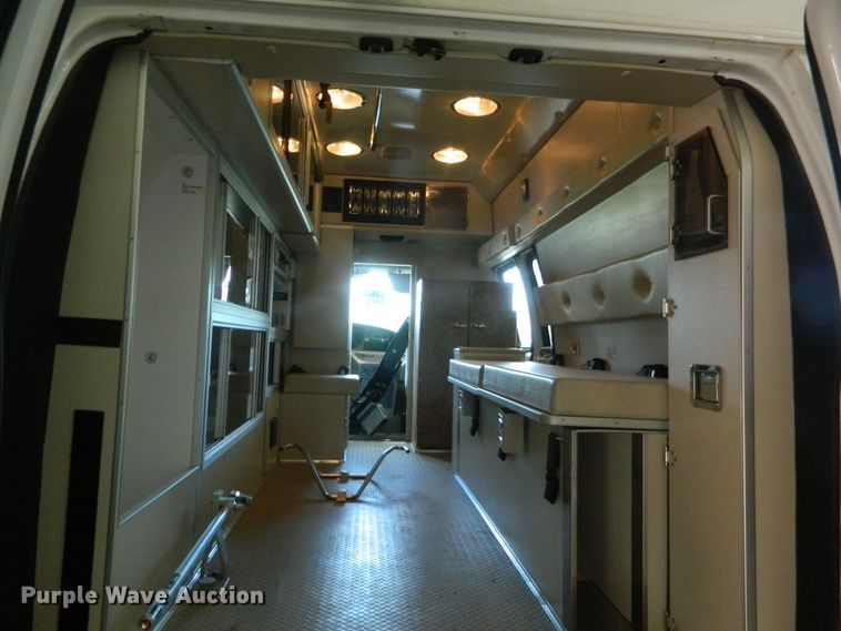 image for item EH9476 2003 Ford E350 Super Duty  ambulance