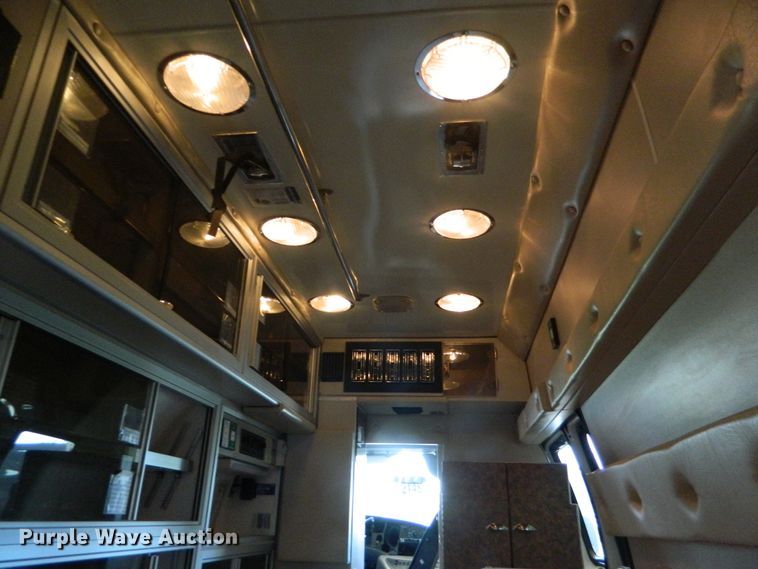 image for item EH9476 2003 Ford E350 Super Duty  ambulance